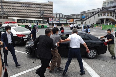 警察の車両に連行される山上徹也容疑者＝奈良市の近鉄大和西大寺駅前で2022年7月8日午前11時45分、久保聡撮影