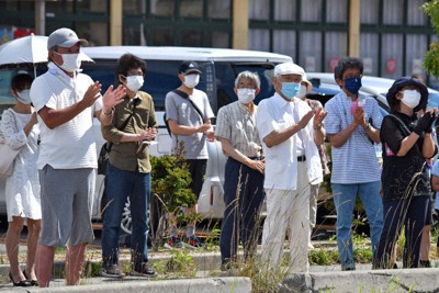 候補者の演説に拍手する聴衆＝青森市で2022年7月9日、江沢雄志撮影（画像の一部を加工しています）