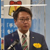 記者会見でNPT再検討会議への参加などを発表する長崎県の大石知事