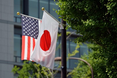 日本と米国の国旗＝東京都千代田区で、武市公孝撮影