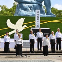 今年で最後となる歌声を響かせる合唱団「被爆者歌う会ひまわり」＝長崎市の平和公園で2022年8月9日午前10時43分、平川義之撮影