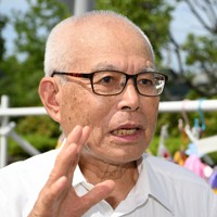 被爆体験を語る右近守さん＝長崎市の平和公園で2022年8月9日午前10時26分、徳野仁子撮影