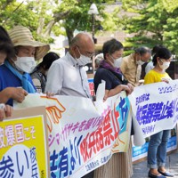 集会の冒頭、原爆犠牲者へ黙とうをささげる参加者たち＝広島市中区の原爆ドーム前で2022年8月9日午後1時56分、岩本一希撮影