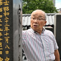 原爆投下から77年が経過した9日、原爆で亡くなったいとこら親族が眠る墓を訪れ、手を合わせた三瀬清一朗さん＝長崎市で2022年8月9日、平川義之撮影