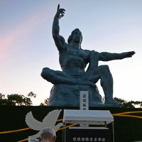 早朝から平和公園を訪れ、平和祈念像に手を合わせる男性＝長崎市で2022年8月9日午前5時25分、徳野仁子撮影