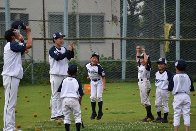 練習で跳び上がって喜ぶ「スワローズアカデミー」1、2年生コースの子どもたち＝東京都渋谷区で2022年8月24日午後4時14分、中村有花撮影