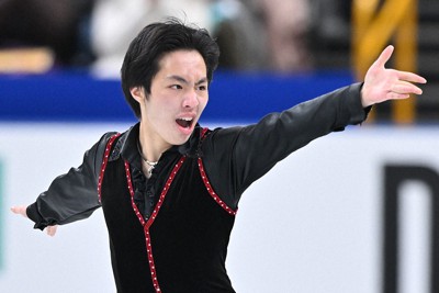 フィギュアスケートの全日本選手権男子フリーで演技する三浦佳生選手＝さいたまスーパーアリーナで2021年12月26日午後8時40分、手塚耕一郎撮影