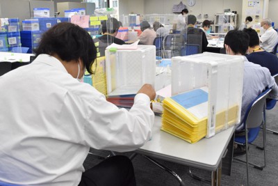 特例貸し付けの返済に関する書類を扱うスタッフら＝東京都千代田区の東京都社会福祉協議会特例貸付事務センターで2022年8月9日午後5時38分、中川友希撮影