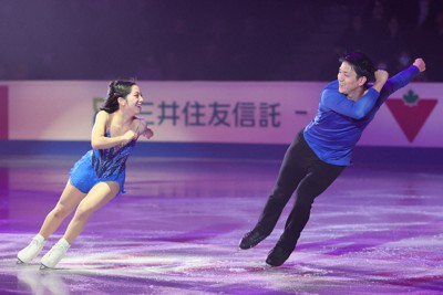 フィギュアスケート・スケートカナダのエキシビションで演技する三浦璃来選手（左）、木原龍一選手組＝カナダ・ミシソーガで2022年10月30日、吉田航太撮影