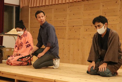 「喜劇　人類館」の上演に向けて稽古（けいこ）する出演者。「調教師ふうな男」（中央）が「陳列された男と女」をさげすむ場面＝那覇市で2022年10月11日、比嘉洋撮影