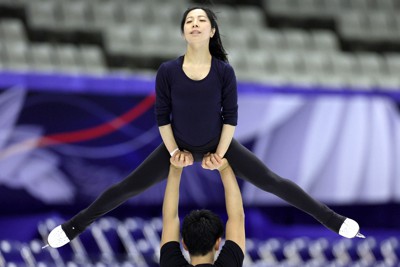 リンクで前日練習する三浦璃来、木原龍一組＝真駒内セキスイハイムアイスアリーナで2022年11月17日、貝塚太一撮影