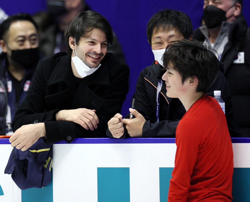 NHK杯の前日練習で宇野昌磨（右）と笑顔で話をするステファン・ランビエルコーチ（中央左）＝真駒内セキスイハイムアイスアリーナで2022年11月17日、貝塚太一撮影