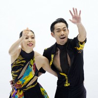 アイスダンスRDでの演技後に観客席に手を振る村元哉中、高橋大輔組＝真駒内セキスイハイムアイスアリーナで2022年11月18日、貝塚太一撮影