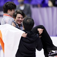 男子シングルの表彰式を終えた宇野昌磨（左）を胴上げするステファン・ランビエルコーチ（中央）ら＝真駒内セキスイハイムアイスアリーナで2022年11月19日、貝塚太一撮影