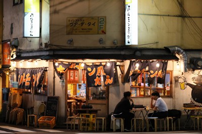 東京・新橋の飲み屋街でお酒や食事を楽しむ人たち。新型コロナウイルス禍で「午前様」の機会もめっきり減った＝東京都港区で2020年10月1日午後、吉田航太撮影