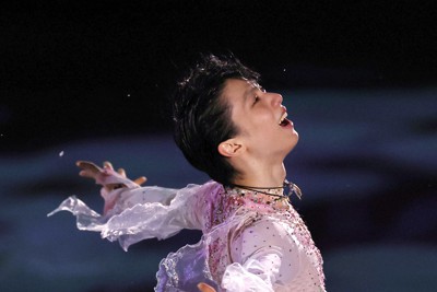 「春よ、来い」を演技する羽生結弦さん＝フラット八戸で2022年12月5日、貝塚太一撮影