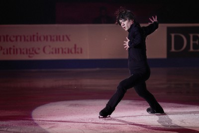 エキシビションでスポットライトを浴びて演技する宇野昌磨＝カナダ・ミシソーガで2022年10月30日、吉田航太撮影