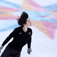 本番リンクで練習する宇野昌磨＝イタリア・トリノのパラベラ競技場で2022年12月7日、貝塚太一撮影