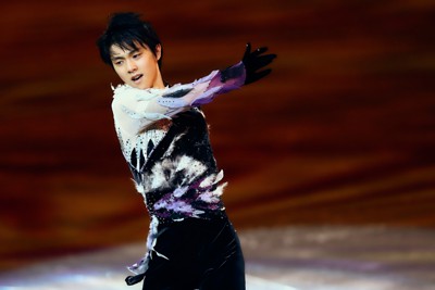 ソチオリンピックエキシビションで「ホワイトレジェンド」を演技する羽生結弦選手＝ロシア・ソチのアイスベルク・パレスでで2014年2月22日、貝塚太一撮影