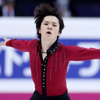 男子SPで演技する宇野昌磨＝イタリア・トリノのパラベラ競技場で2022年12月8日、貝塚太一撮影