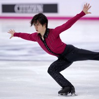 男子SPでジャンプを決める宇野昌磨＝イタリア・トリノのパラベラ競技場で2022年12月8日、貝塚太一撮影