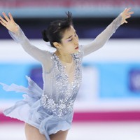 女子SPで演技する三原舞依＝イタリア・トリノのパラベラ競技場で2022年12月9日、貝塚太一撮影