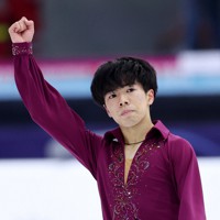 男子フリーの演技を終えて拳を上げる佐藤駿＝イタリア・トリノのパラベラ競技場で2022年12月10日、貝塚太一撮影