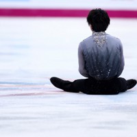 男子フリーの演技を終え、リンクに座り込む宇野昌磨＝イタリア・トリノのパラベラ競技場で2022年12月10日、貝塚太一撮影