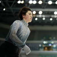 フリーの当日練習に臨む宇野昌磨＝イタリア・トリノのパラベラ競技場で2022年12月10日、貝塚太一撮影