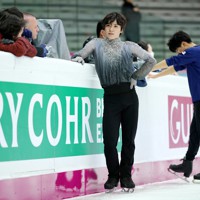 フリーの当日練習でコーチ陣と話をする宇野昌磨＝イタリア・トリノのパラベラ競技場で2022年12月10日、貝塚太一撮影