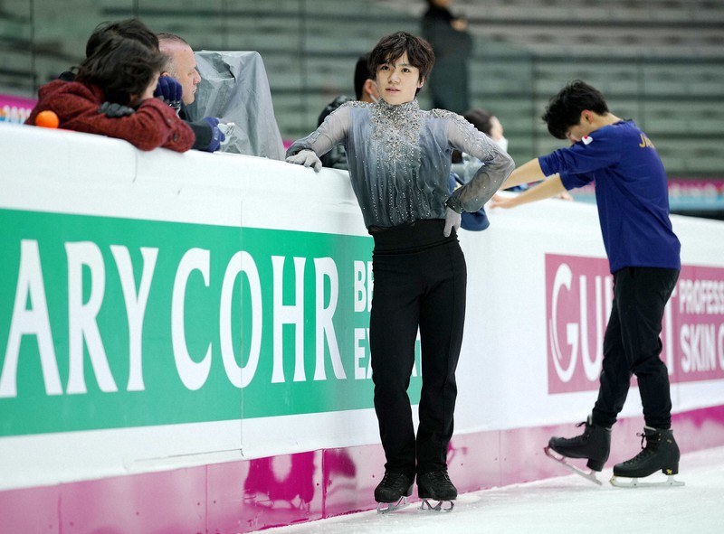 フリーの当日練習でコーチ陣と話をする宇野昌磨＝イタリア・トリノのパラベラ競技場で2022年12月10日、貝塚太一撮影