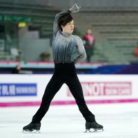 フリーの当日練習に臨む宇野昌磨＝イタリア・トリノのパラベラ競技場で2022年12月10日、貝塚太一撮影