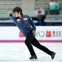 フリーの当日練習に臨む宇野昌磨＝イタリア・トリノのパラベラ競技場で2022年12月10日、貝塚太一撮影