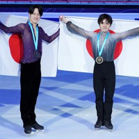 男子シングルの表彰式を終え笑顔を見せる2位の山本草太（左）と優勝した宇野昌磨＝イタリア・トリノのパラベラ競技場で2022年12月10日、貝塚太一撮影