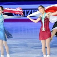 女子シングルの表彰式を終え、音楽に合わせて体を動かす2位の米国のイザボー・レビト（左）と優勝した三原舞依＝イタリア・トリノのパラベラ競技場で2022年12月10日、貝塚太一撮影