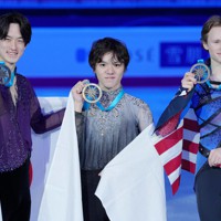 男子シングルの表彰式を終え笑顔を見せる（左から）2位の山本草太、1位の宇野昌磨、3位の米国のイリア・マリニン＝イタリア・トリノのパラベラ競技場で2022年12月10日、貝塚太一撮影