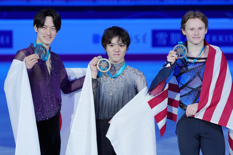 男子シングルの表彰式を終え笑顔を見せる（左から）2位の山本草太、1位の宇野昌磨、3位の米国のイリア・マリニン＝イタリア・トリノのパラベラ競技場で2022年12月10日、貝塚太一撮影