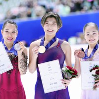 メダルを手に笑顔を見せる優勝した坂本花織（中央）、2位の三原舞依（左）、3位の島田麻央＝東和薬品ラクタブドームで2022年12月24日、吉田航太撮影