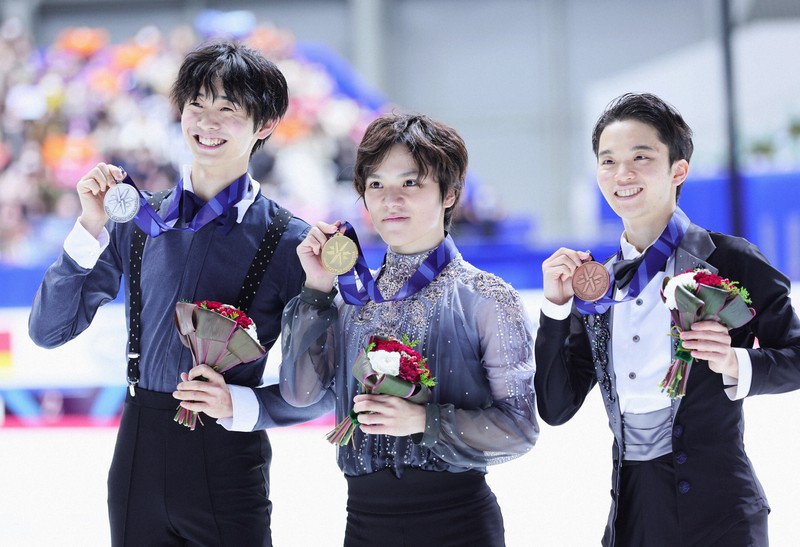 メダルを手に笑顔を見せる優勝した宇野昌磨（中央）、2位の島田高志郎（左）、3位の友野一希＝東和薬品ラクタブドームで2022年12月25日、吉田航太撮影