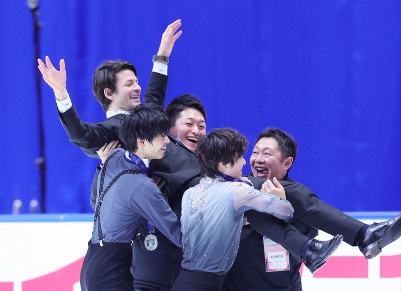 胴上げされる優勝した宇野昌磨（手前右）と2位の島田高志郎（同左）のコーチ、ステファン・ランビエルさん＝東和薬品ラクタブドームで2022年12月25日、吉田航太撮影