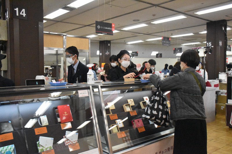 バレンタイン前のチョコレート売り場の様子＝横浜市西区で2022年2月12日、宮島麻実撮影