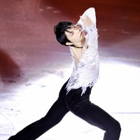 グランプリファイナルのエキシビションで「notte　stellata（ノッテ・ステラータ）」を披露する羽生結弦さん＝イタリア・トリノのパラベラ競技場で2019年12月8日、貝塚太一撮影