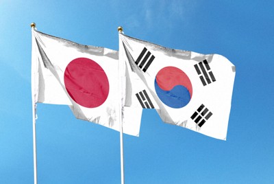 日本と韓国の国旗＝ゲッティ