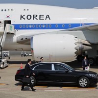 日韓首脳会談のため初来日し、韓国の尹錫悦大統領夫妻を乗せ空港を出発する車両＝羽田空港で2023年3月16日午前11時58分、吉田航太撮影