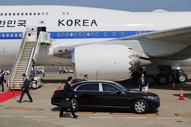 日韓首脳会談のため初来日し、韓国の尹錫悦大統領夫妻を乗せ空港を出発する車両＝羽田空港で2023年3月16日午前11時58分、吉田航太撮影