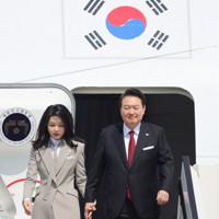 日本に到着した韓国の尹錫悦大統領（右）と妻の金建希氏＝羽田空港で2023年3月16日午前11時54分、吉田航太撮影