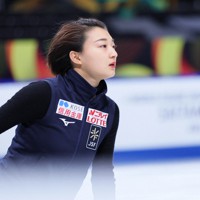 公式練習で調整する坂本花織＝さいたまスーパーアリーナで2023年3月20日、吉田航太撮影