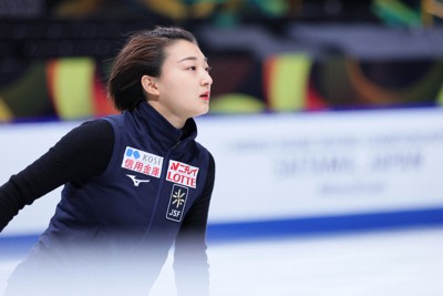 公式練習で調整する坂本花織＝さいたまスーパーアリーナで2023年3月20日、吉田航太撮影