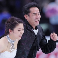 世界選手権アイスダンスFDの演技を終え、笑顔を見せる村元哉中、高橋大輔組＝さいたまスーパーアリーナで2023年3月25日、吉田航太撮影