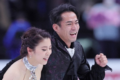 世界選手権アイスダンスFDの演技を終え、笑顔を見せる村元哉中、高橋大輔組＝さいたまスーパーアリーナで2023年3月25日、吉田航太撮影